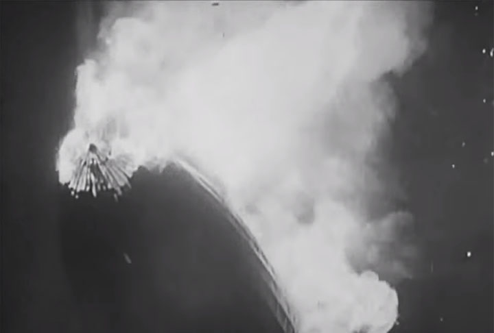 Oh, isso é terrível. Essa é uma das piores catástrofes do mundo. [...] Oh, a humanidade! Todos os passageiros gritando por aqui. [...] Eu... Eu vou ter que parar por um minuto porque eu perdi minha voz. Essa é a pior coisa que eu já testemunhei, disse um trecho da transmissão.