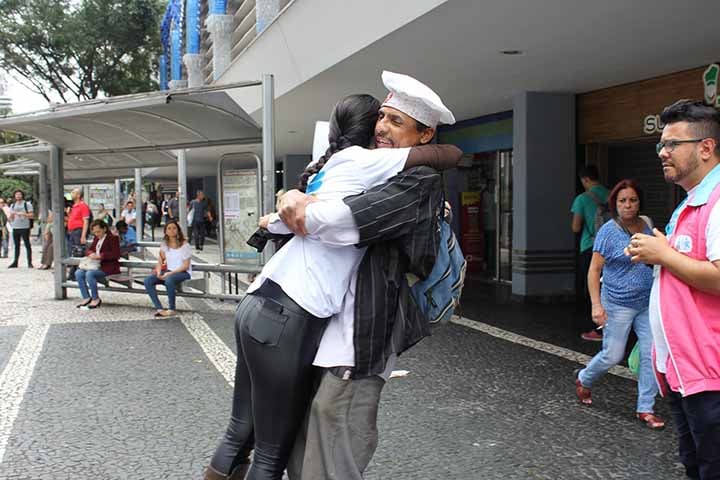 Outro estudo, conduzido pela Universidade de Viena, na Áustria, indicou que pode até mesmo haver redução da pressão arterial e melhoria da memória em pessoas que costumam abraçar pessoas do círculo de confiança. 
