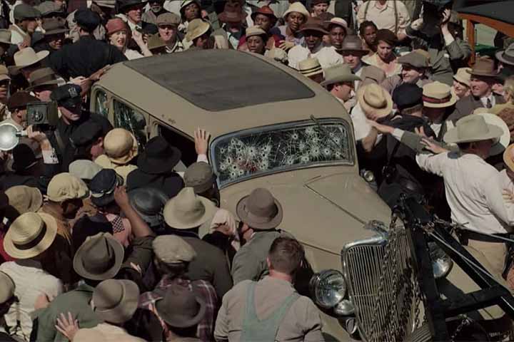 Os seis policiais dispararam diversos tiros e um deles atingiu Clyde diretamente na cabeça, que morreu instantaneamente. Em seguida, mataram Bonnie e finalizaram a emboscada. Nos funerais, compareceram centenas de pessoas, como se fossem estrelas de cinema.