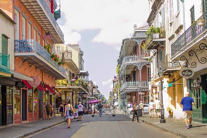 Ao volante de um Ford V8 roubado e armados, tornaram-se os maiores inimigos das autoridades norte-americanas, que começaram a considerar impossível apanhá-los. Entre assaltos e homicídios, chegaram a conseguir libertar cinco presos da cadeia de Eastham, no Texas.
