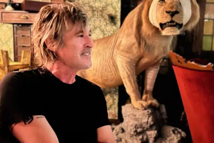 Junto com a banda Train, Charlie Colin ganhou o Grammy de Melhor Música de Rock em 2001