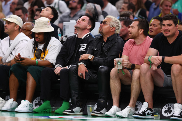 Chefe de cozinha Guy Fieri assiste a jogo da NBA