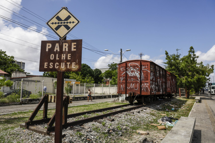 Vagão que restou da antiga Estação Otávio Bonfim está abandonado