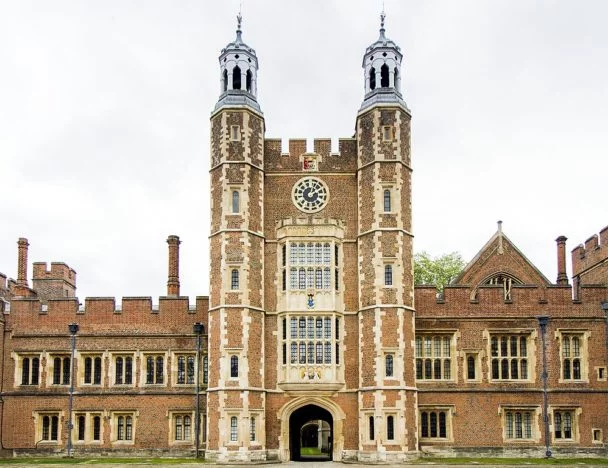 Eton College, Inglaterra: Estabelecido em 1440 por Henrique VI, o Eton College é um internato só para meninos de orientação católica. 
