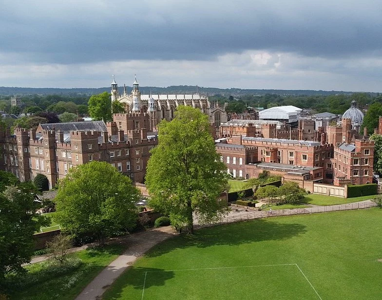 A escola tem tanto prestígio que já foi até mencionada em um livro da série Harry Potter e no famoso “O Retrato de Dorian Gray, de Oscar Wilde.