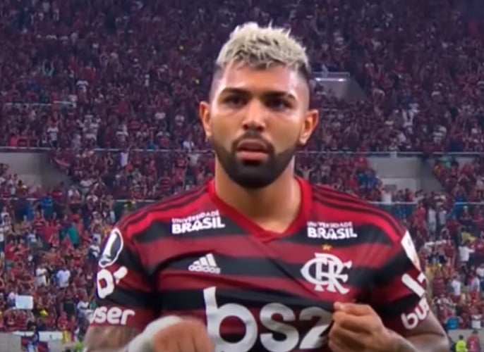 Gabriel Barbosa é ídolo dos rubro-negros, já se consagrando como um dos maiores nomes da história do Flamengo, embora tenha se envolvido em casos polêmicos, incluindo suspensão.