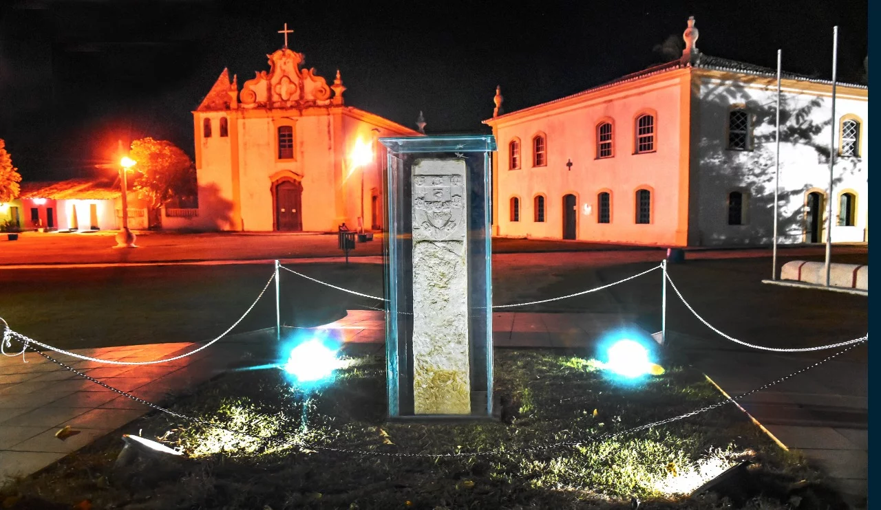 Para finalizar, uma lembrança do monumento que destaca o descobrimento do Brasil, em 22/4/1500. O marco fica em Porto Seguro, a cidade baiana onde a esquadra de Pedro Álvares Cabral atracou após o grito de Terra à Vista. 