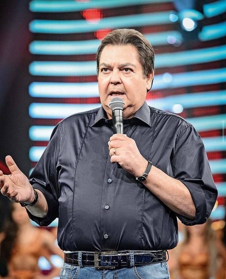 Faustão: O apresentador, que se afastou da TV e fez transplante de coração, também compartilhou que morre de medo de avião. Algumas pessoas contam que quando Faustão precisa fazer uma viagem internacional, chega a exigir o currículo dos pilotos para conferir a experiência e horas de voo.
