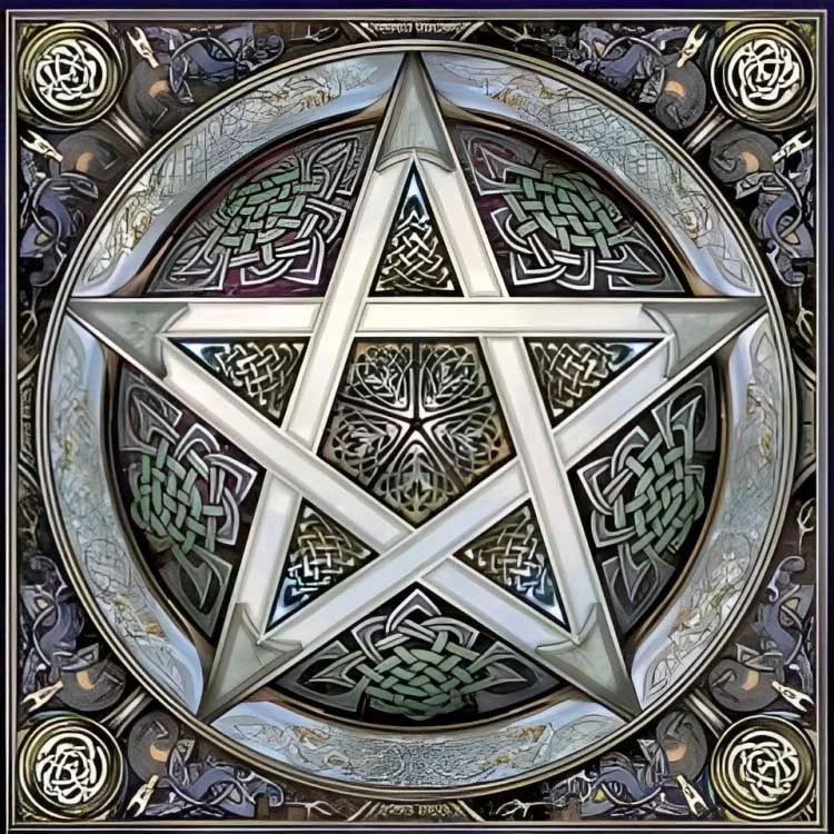 Pentagrama: A origem é multifacetada e possui diversos significados a depender da cultura a qual está associado. Costuma ser ligado ao ocultismo, magia e feitiçaria e pode ser tido como um símbolo de poder e domínio. Também está muito presente na cultura popular, como no heavy metal. 