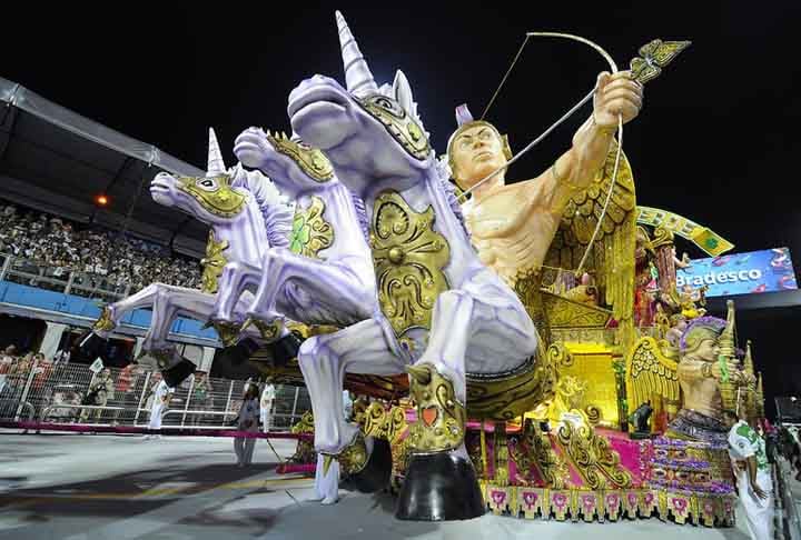 CAMISA VERDE E BRANCO - Fundada em 4 de setembro de 1953, tem como madrinha a Mangueira, do Rio de Janeiro, mas não usa as cores da escola carioca. Optou por verde e branco no trevo de quatro folhas que simboliza a agremiação. 