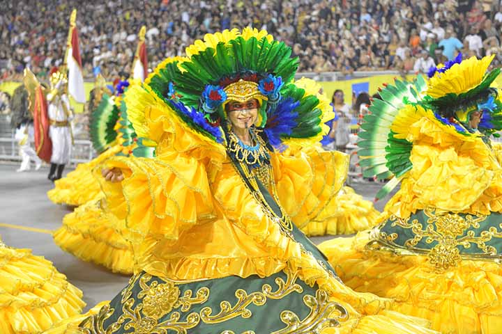 ÁGUIA DE OURO - Primeira escola a desfilar no sábado 1º de março. Fundada em 9 de maio de 1976, sua águia dourada se junta às cores azul e branco da agremiação. 