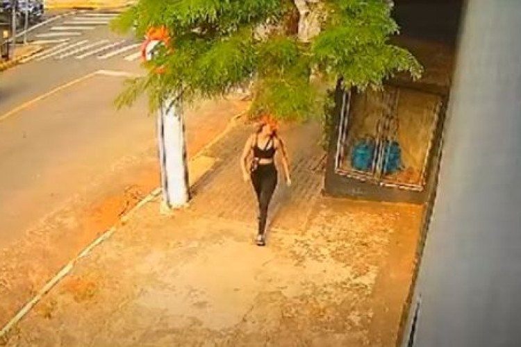 Registros de c&acirc;mera de seguran&ccedil;a mostram Isabelly andando na rua antes de ser atacada com &aacute;cido 