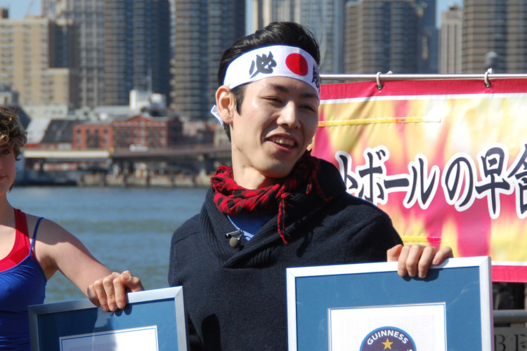 Kobayashi com dois certificados do Guinness World Record em março de 2010