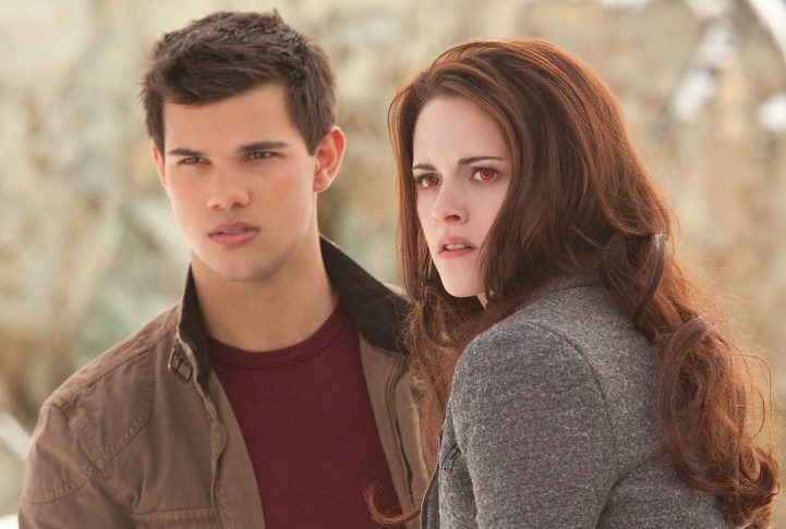 Ao lado da atriz Kristen Stewart, Lautner afirmou que as fãs brasileiras eram muito agressivas e que agarraram os pés e braços dos atores no aeroporto.