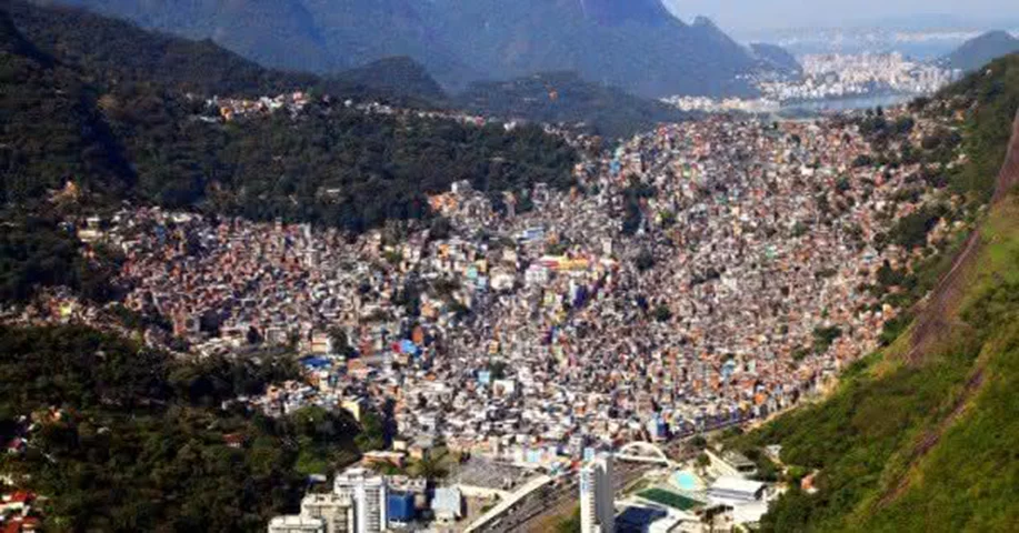 Pelo levantamento dos recenseadores do IBGE, a Rocinha tem 30.955 unidades habitacionais. 