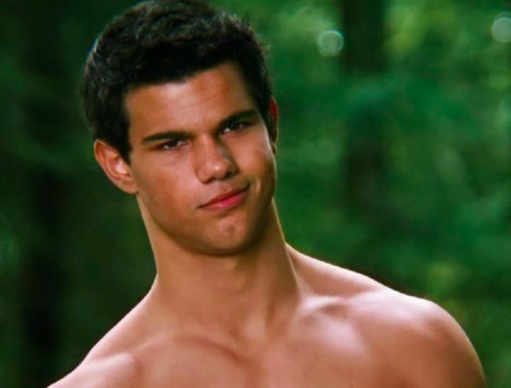 Taylor Lautner: O galã da saga Crepúsculo deu uma entrevista para o programa do David Letterman em 2010 para divulgar o filme “A Saga Crepúsculo: Lua Nova” (2009) e deu uma alfinetada nas brasileiras.