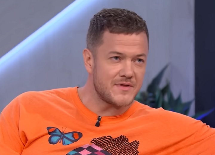 Cresci com influência de músicas brasileiras. Em viagens ao país, lembro de beber guaraná e ir a churrascarias, relembrou o vocalista.