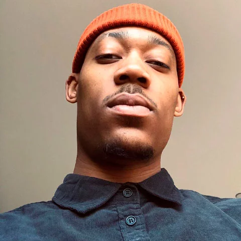 Após receber muitos comentários em português sobre a série nas suas redes sociais, o ator se revoltou e começou a bloquear vários seguidores brasileiros no Instagram.