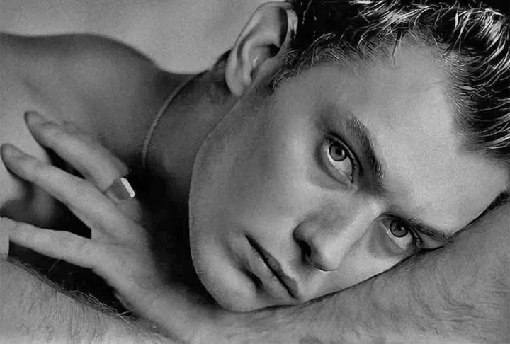 Sua vida pessoal, por muitos anos, estampou a primeira página dos tabloides e revistas do gênero. Jude chama atenção por ter seis filhos de quatro mulheres diferentes. É um astro que sempre atrai a curiosidade do público.