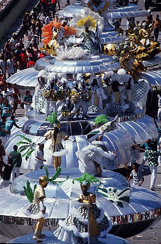 Dois anos antes de morrer, o lendário carnavalesco Fernando Pinto fez um de seus maiores carnavais. Era 1985 e o enredo Ziriguidum 2001 fez a Mocidade entrar no século XXI com uma viagem ao espaço sideral.  Alegorias em forma de discos voadores foram uma atração e tanto. 