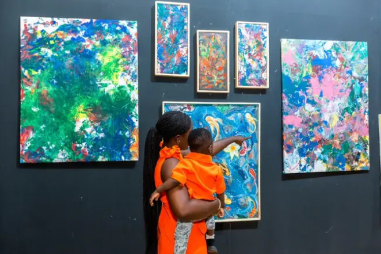 Ace-Liam, de 1 ano e 253 dias, nascido em Gana, entrou no Guinness como o artista masculino mais jovem no mundo 