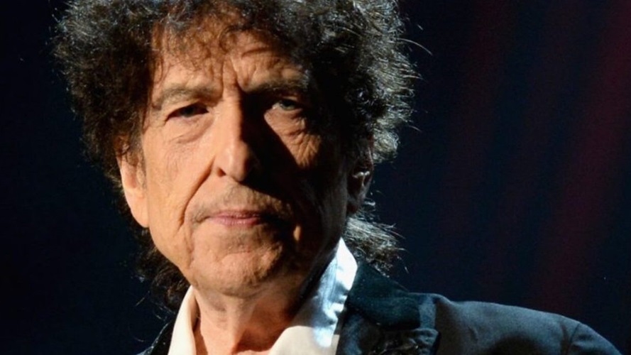 Além disso, Dylan recebeu o Nobel da Literatura de 2016, por ter criado novos modos de expressão poética na música americana. E, assim, tornou-se o único artista na história a ganhar - juntos - os prêmios Nobel, Pulitzer, Oscar, Grammy e Globo de Ouro. 