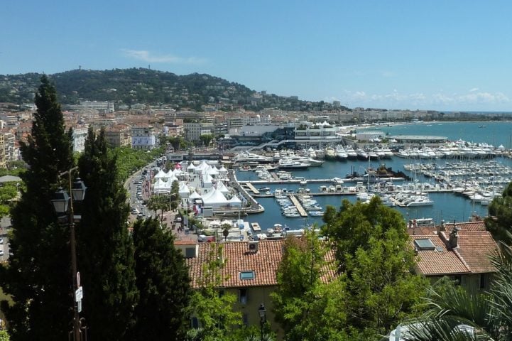 O festival acontece todos os anos, no mês de maio, na cidade francesa de Cannes, localizada na Riviera Francesa.