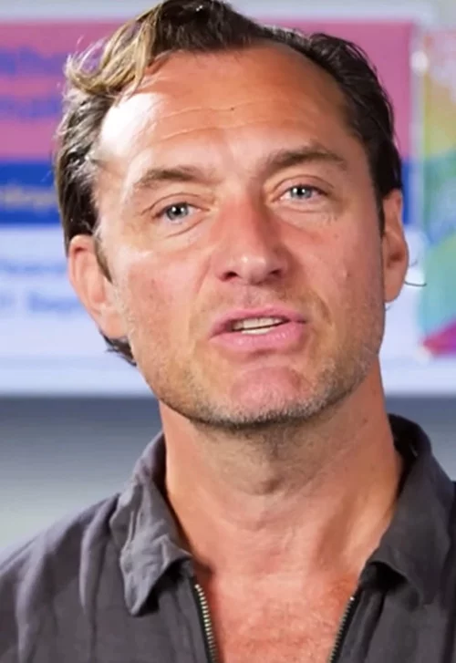 O ator Jude Law declarou recentemente que ficou emocionado ao assistir a episódios da série 