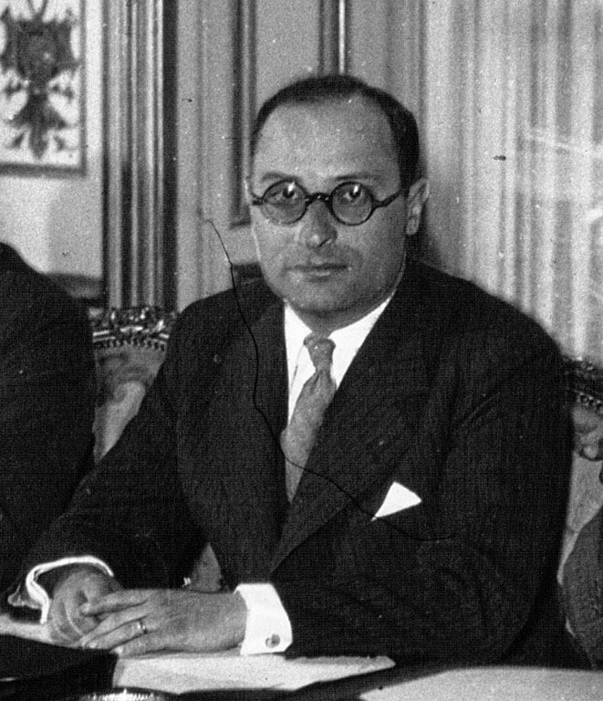 O festival foi idealizado por Jean Zay, um ministro francês que buscava criar um evento cinematográfico que promovesse a paz e a cooperação internacional após a Segunda Guerra Mundial. 