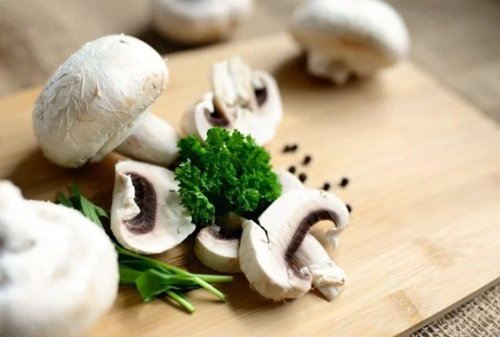 A matéria-prima é sustentável e passa por um tratamento de raios UV que eleva a quantidade de vitaminas no cogumelo, fazendo com que ele se torne um suplemento.