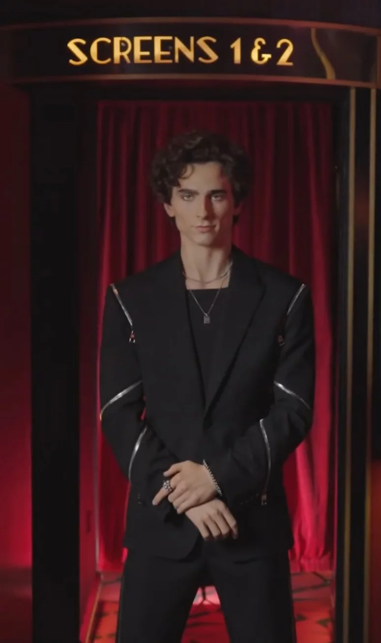 Na peça, o ator veste o terno Alexander McQueen preto que ele usou na estreia de “Duna: Parte Um” em Londres, em 2021. As botas da figura foram doadas pelo próprio Timothée Chalamet.