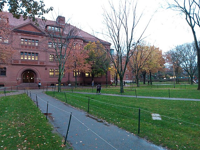 Em Cambridge, Massachusetts, nos Estados Unidos, foi fundada em 1636 a Universidade Harvard, que ocupa a quarta posição no ranking QS World.