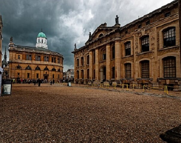 A primeira a subir no pódio nas melhores do mundo e ganhar a medalha de bronze é a Universidade de Oxford, segunda mais antiga do mundo anglófono e fundada em 1096, no Reino Unido.