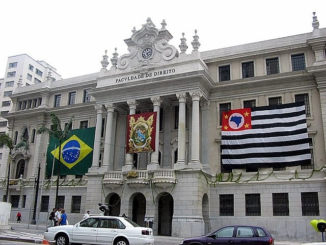 Fundada em 11 de agosto de 1827 como Academia de Direito, a instituição ganhou status de universidade em 25 de janeiro de 1934.