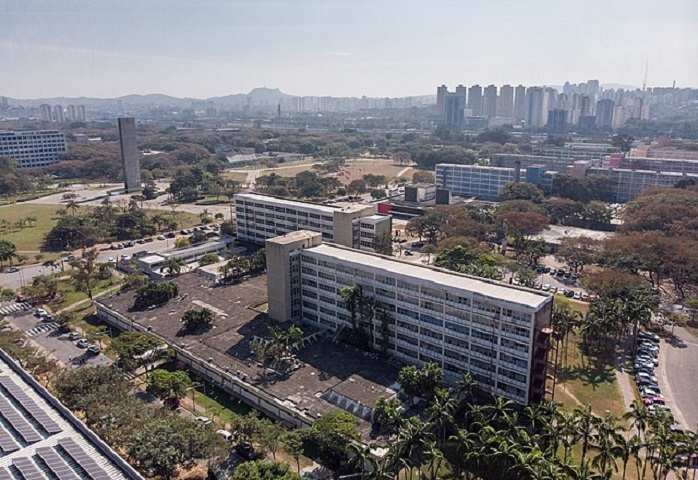 A USP tem 42 unidades de ensino e pesquisa, distribuídos em dez campi pelo estado, sendo o maior campus localizado na cidade de São Paulo e chamado de Cidade Universitária Armando de Salles Oliveira, com quase 3,7 milhões de metros quadrados.