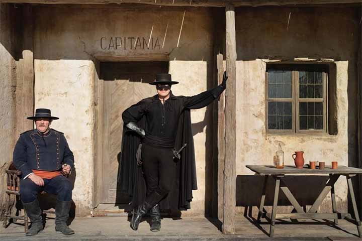 Não tendo usado o traje de Zorro durante 20 anos, ele decide reviver seu alter ego, mas precisa esconder sua identidade secreta de sua esposa, o que causa tensão no casamento.