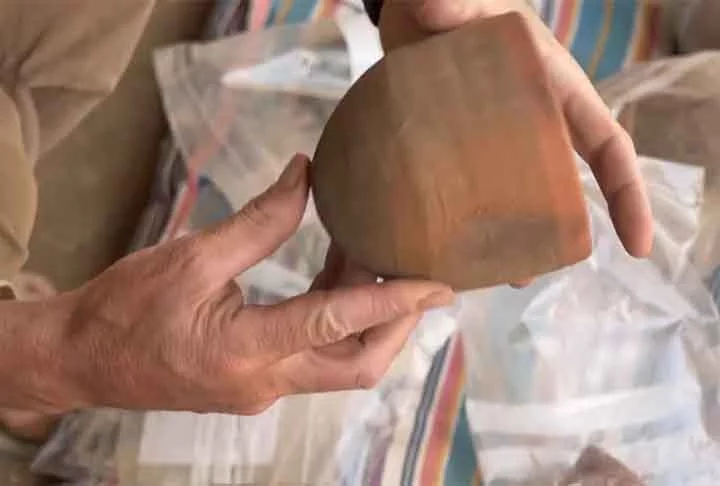 Objetos encontrados dentro das tumbas sudanesas revelam um comércio pulsante entre o país e regiões da Ásia e da Europa. No interior das câmaras funerárias foram encontradas, por exemplo, peças de cerâmicas oriundas da China e de Roma, na Itália.