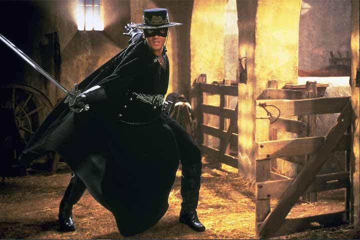 ANTONIO BANDERAS - O ator espanhol, nascido em 10/8/1960 em Málaga,  foi protagonista em A Máscara do Zorro, dirigido pelo neozelandês Martin Campbell,  em 1998. O filme tinha Anthony Hopkins e Catherine Zeta-Jones no elenco e foi indicado ao Oscar de melhor edição de som e melhor mixagem de som.