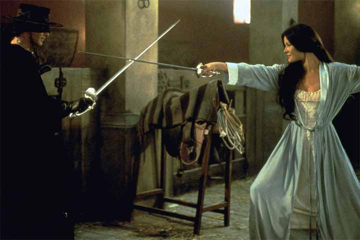 Banderas foi indicado ao Globo de Ouro como Melhor Ator ao interpretar o herói de forma sedutora, com cenas memoráveis ao lado de Catherine Zeta-Jones. 