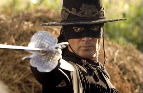 O sucesso com Banderas teve uma sequência - A Lenda do Zorro, em 2005. A aventura de capa-e-espada foi dirigida por Martin Campbell. A história se passa na cidade mexicana de San Mateo na moderna Califórnia, à época em processo de anexação pelos EUA.