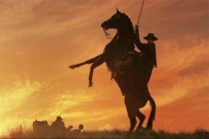 Sedutor, Banderas também é visto em publicidade de moda e beleza. Tem uma marca de perfume que leva seu nome e é produtor, diretor e dublador. 