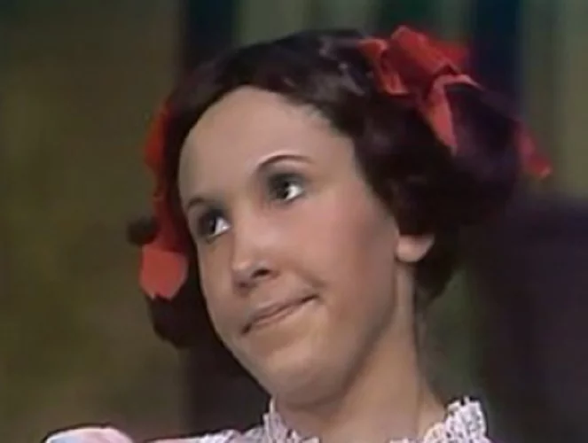 Uma das marcas da personagem Pópis era a voz anasalada. Mas tudo mudou quando um fã disse a Bolaños que não assistiria mais ao seriado porque seu filho era fanho e estava sendo ridicularizado na escola. Então, o ator de Chaves alterou o roteiro. 