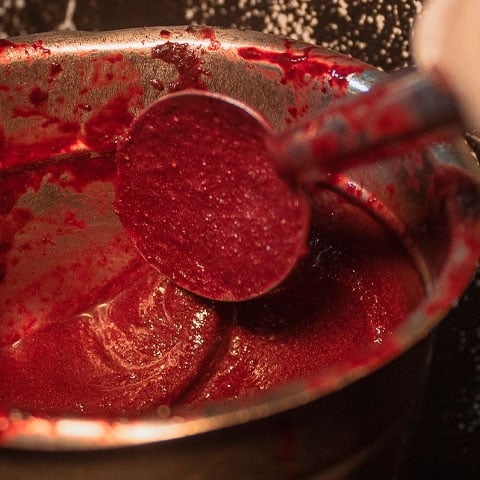 Açaí: Oriundo de palmeira comum na região da Amazônia, pode ser consumido como componente de pratos salgados, como no estado do Pará, onde é servido com farinha de mandioca ou tapioca, e também como bebida ou sobremesa.