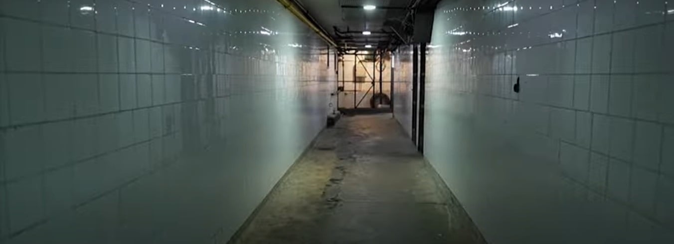 Também na época da Segunda Guerra Mundial, o presidente Getúlio Vargas construiu alguns bunkers em prédios do governo, no Brasil, como o Edifício Menescal, em Copacabana, em 1942. Hoje, algumas empresas brasileiras também constroem abrigos subterrâneos.