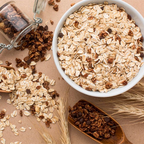  Cereais Integrais: Esses grãos (granola, linhaça, chia, entre outros) fornecem muitas fibras e nutrientes para o organismo, podendo ajudar na perda de peso e diminuição do colesterol, além de regular os níveis de açúcar no sangue.