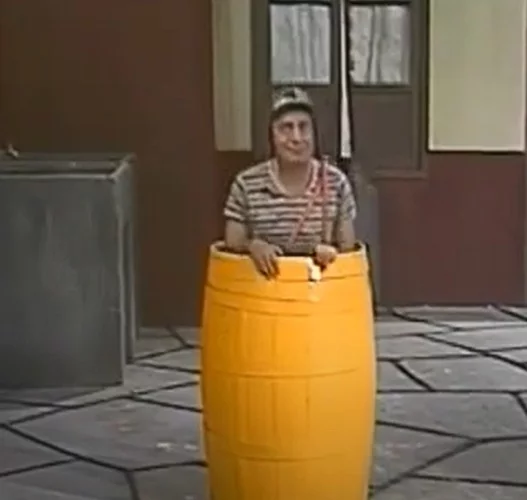 Por mais que o personagem Chaves usasse sempre o barril como seu espaço pessoal, ele dividia um apartamento com um personagem que não apareceu em nenhum momento do seriado, aumentando a curiosidade dos fãs. Roberto Bolaños morreu em 28/11/2014, aos 85 anos.  