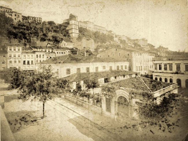 O Elevador Lacerda foi inaugurado em 8 de dezembro de 1873, na Praça Thomé de Souza, Salvador. Na época, ele era o elevador mais alto do mundo, com 63 metros.