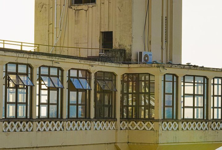 A torre móvel é apoiada por cabos de aço e é movida por um motor elétrico. O elevador tem duas cabines, cada uma com capacidade para 35 pessoas.