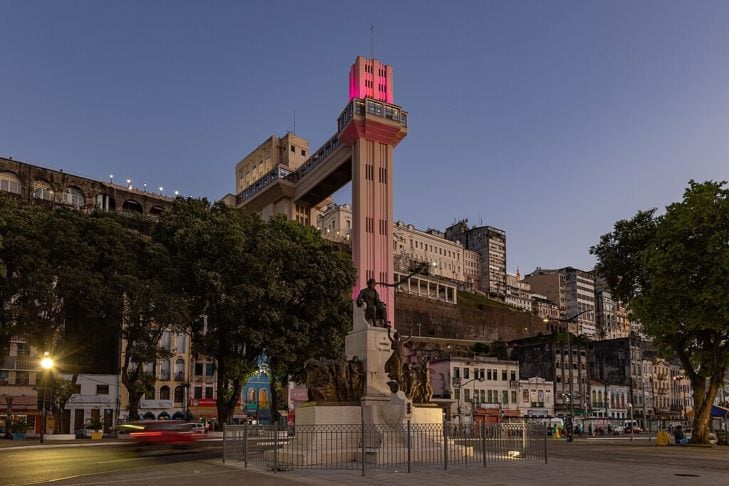 As filas grandes para usar o elevador, que fica no Centro Histórico de  Salvador, têm chamado a  atenção na internet.
