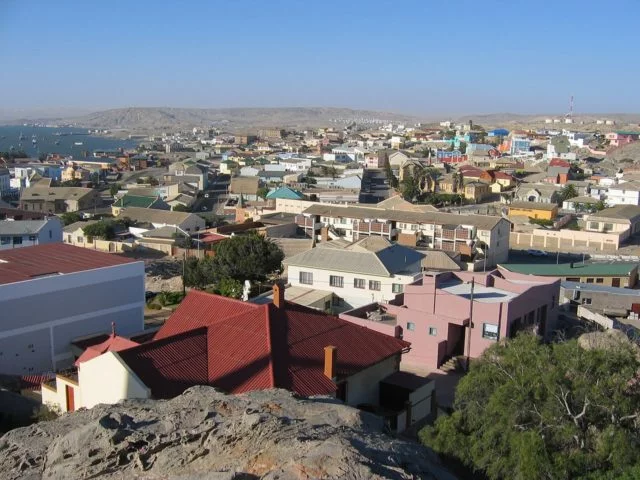Segundo o Daily Star, Kolmanskop atrai cerca de 35 mil visitantes por ano, que se hospedam na cidade vizinha de Lüderitz (foto), a apenas 10 km dali. 